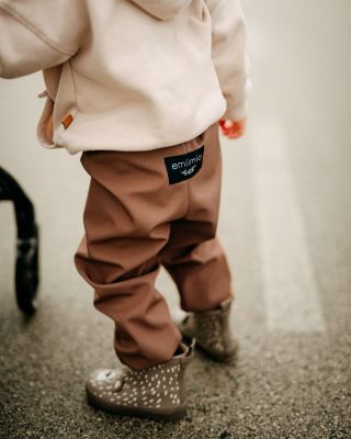 Podzim už se hlásí o slovo 🍁 A právě teď je nejvyšší čas pořídit softshellové kalhoty - léty prověřený střih s minimem švů...